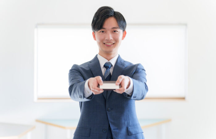 顔写真入り名刺は効果的？信頼感を高めるメリットとデメリットを解説