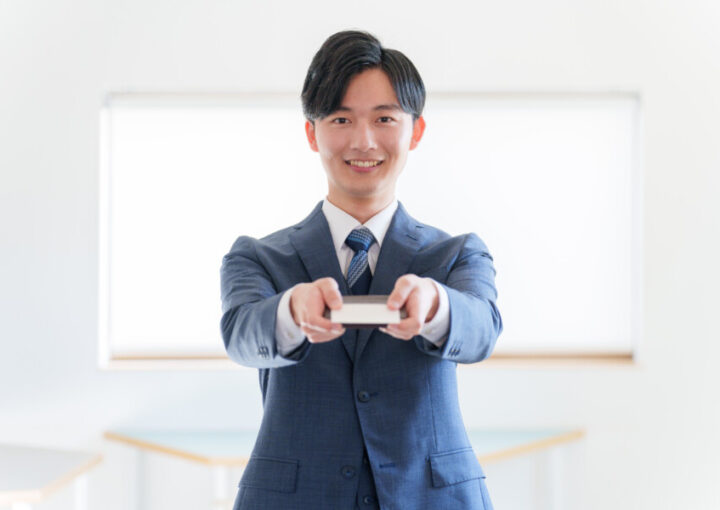 名刺交換をするビジネスパーソン