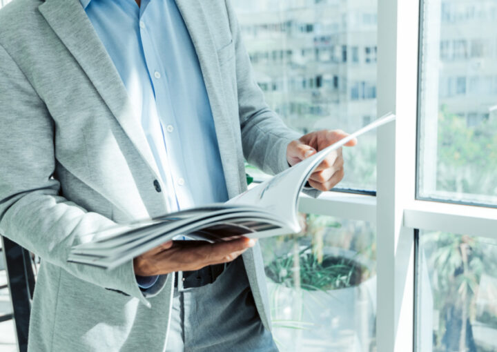 パンフレットを読む人