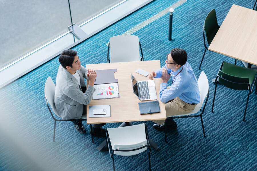 オフィスで打合せをするビジネスマン