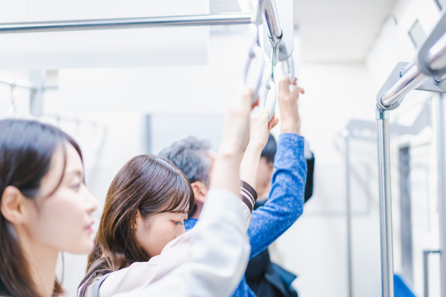 満員電車に乗る乗客たち