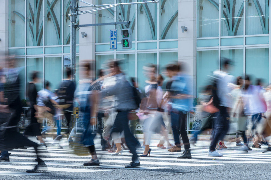 横断歩道を渡る人々