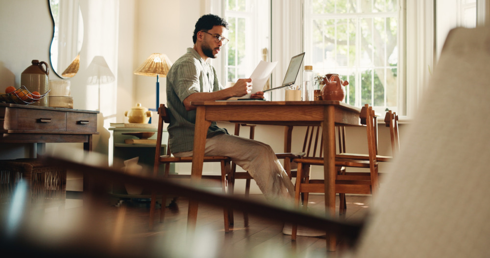 事務作業するフリーランス