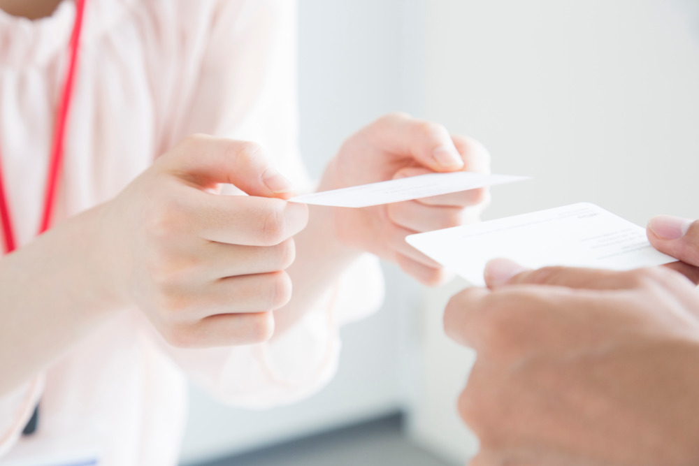 名刺交換をするOLとビジネスマン