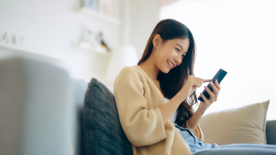 スマホを触る人
