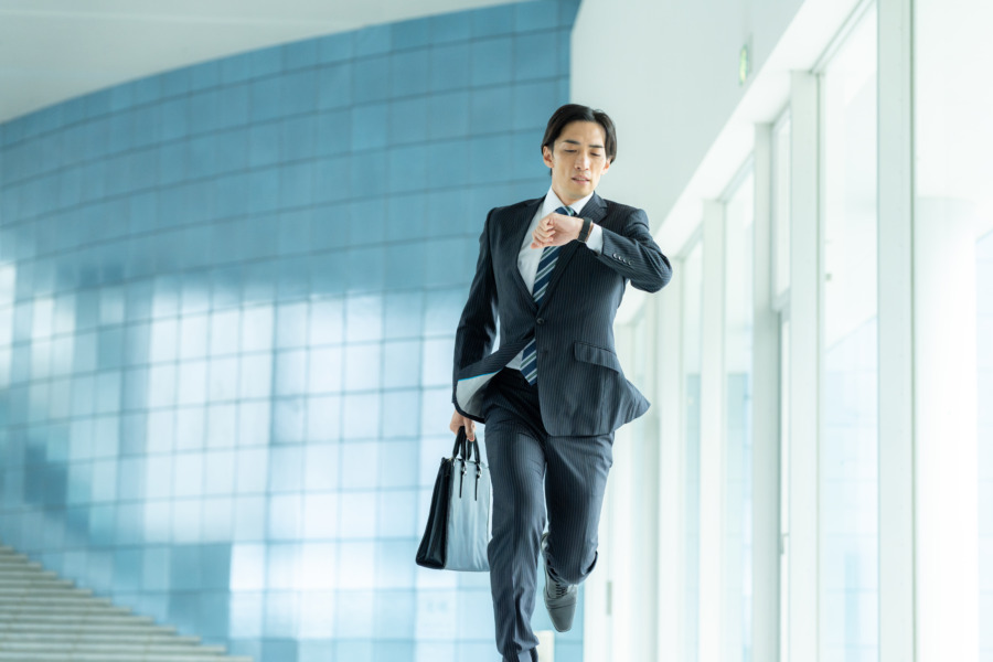 走るビジネスマン