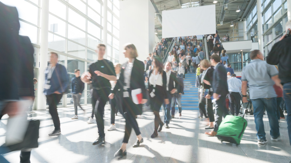 雑踏と屋外広告
