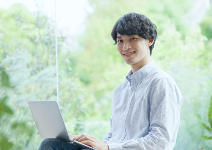 パソコンをする若い男性