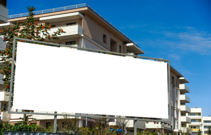 デジタル時代だからこそ「刺さる」。アナログ広告の旗手・横断幕を再定義するマーケティング戦略