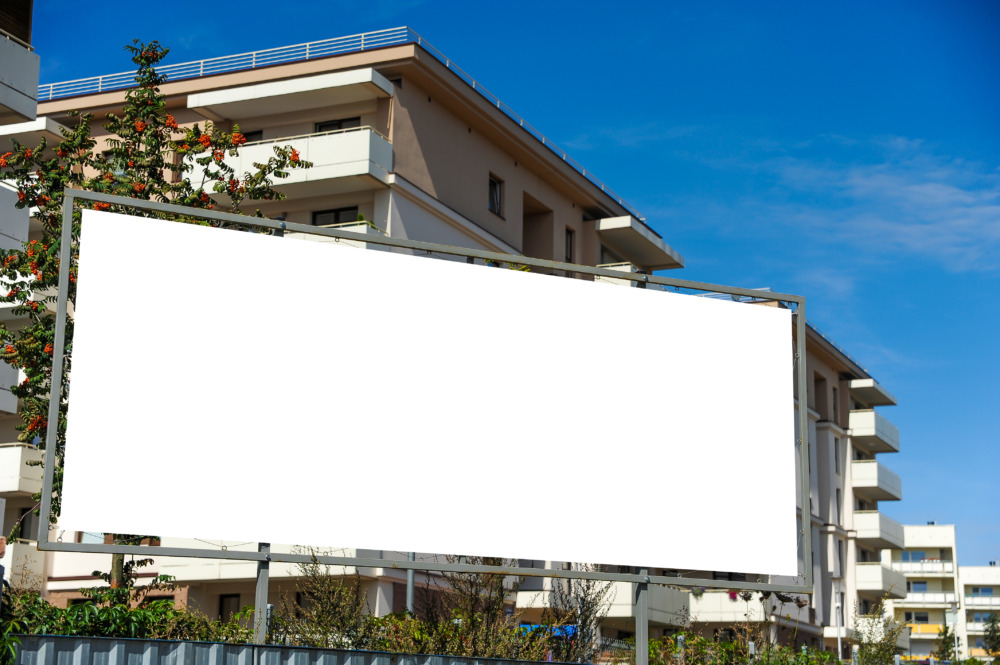 デジタル時代だからこそ「刺さる」。アナログ広告の旗手・横断幕を再定義するマーケティング戦略