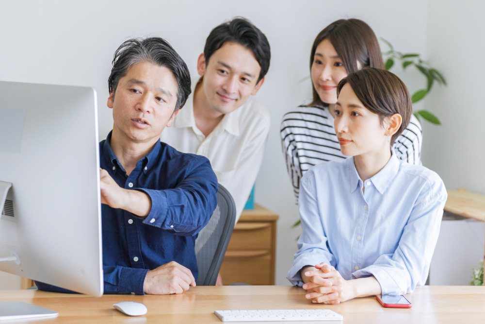 打ち合わせをするデザイナーたち