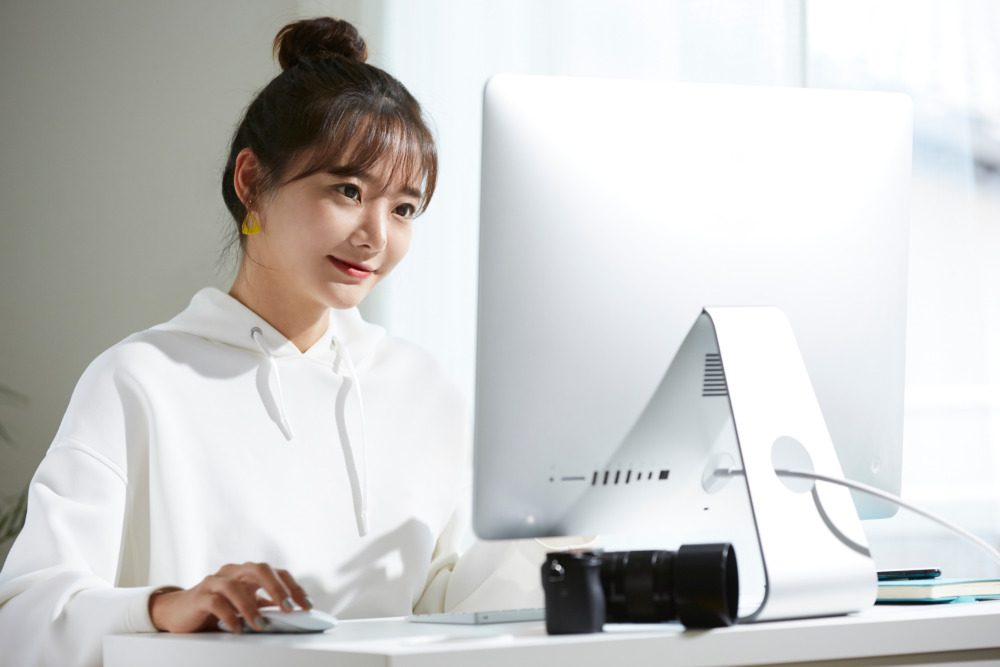 デザインの仕事をする若い女性