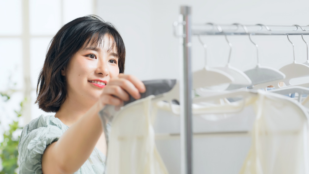 衣類をしまう人