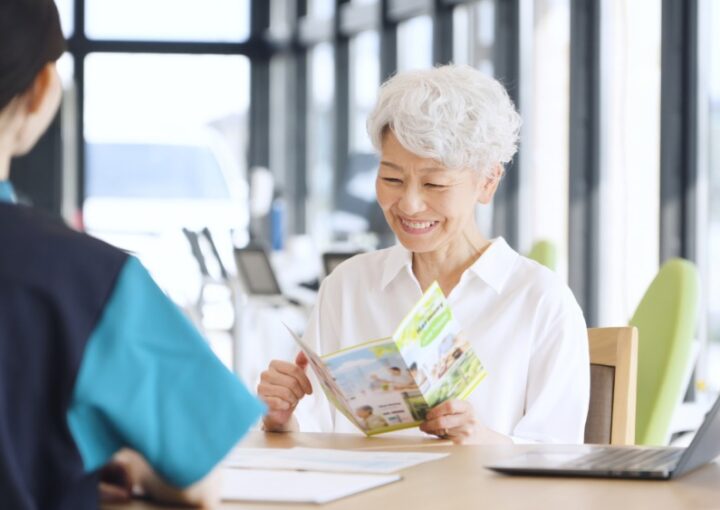 介護施設のパンフを読む人