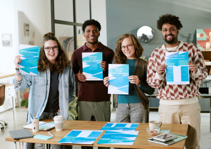 パンフレットを作る人