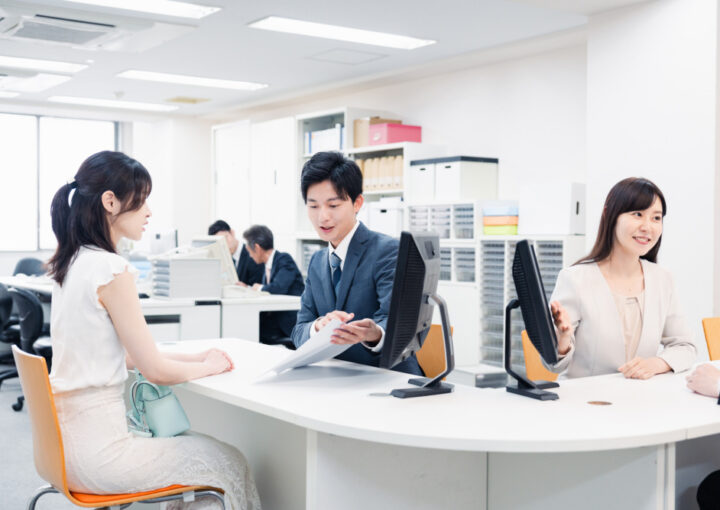 窓口で対応をするスタッフ