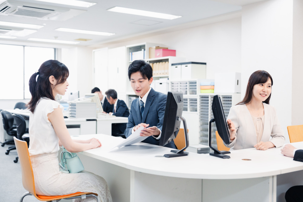 窓口で対応をするスタッフ