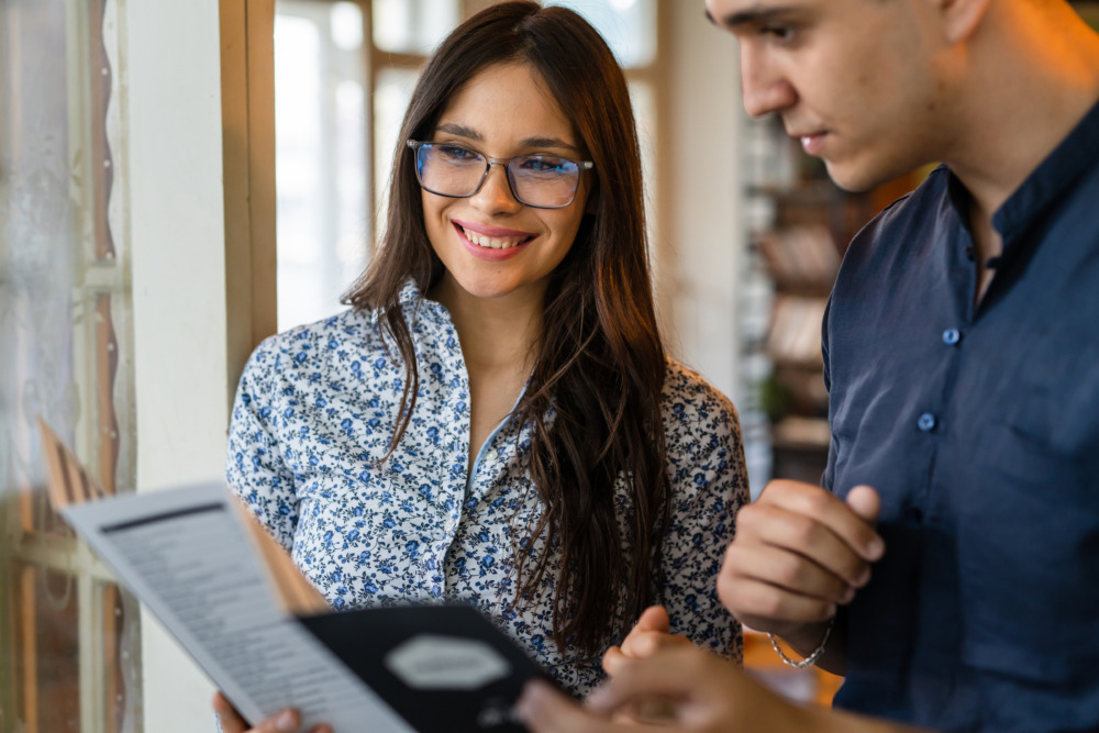 パンフを読む人たち