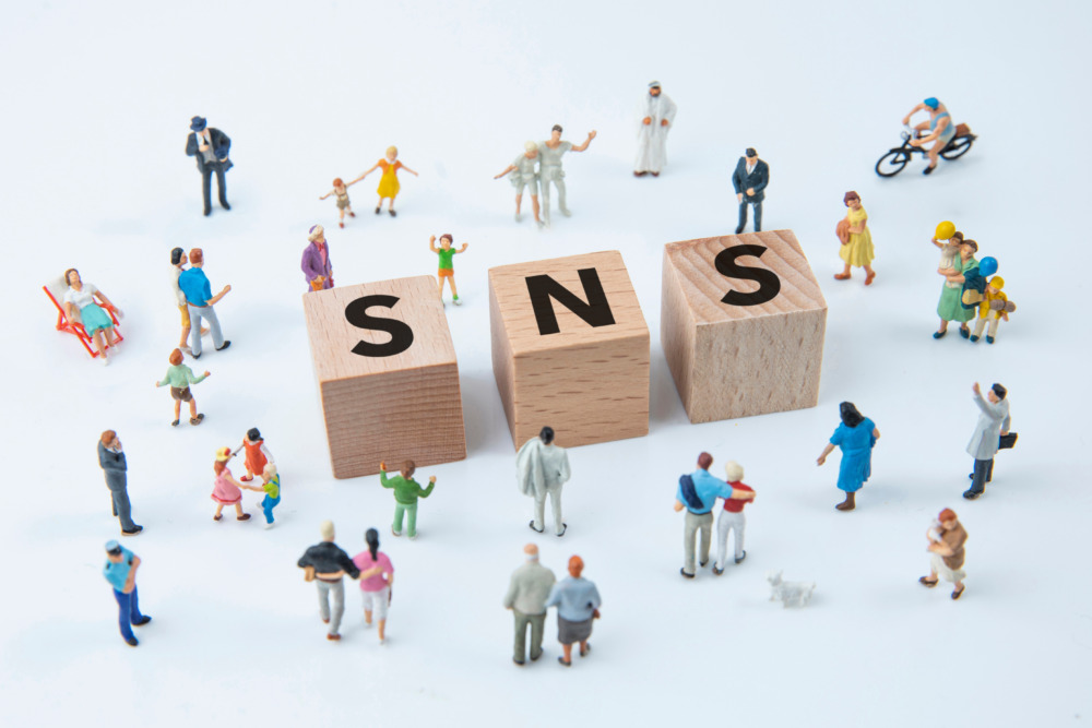 パンフレットとSNSの掛け合わせ戦略とは〜紙とデジタルで相乗効果を生む方法