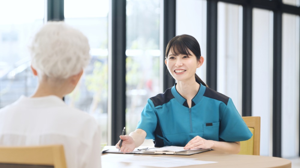 介護施設の説明をするアジア人介護士