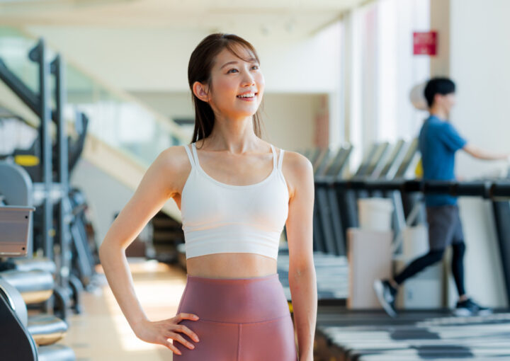 スポーツジムでトレーニングする若い女性