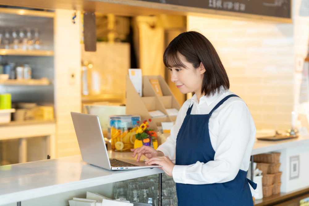 カフェで働く女性の店員
