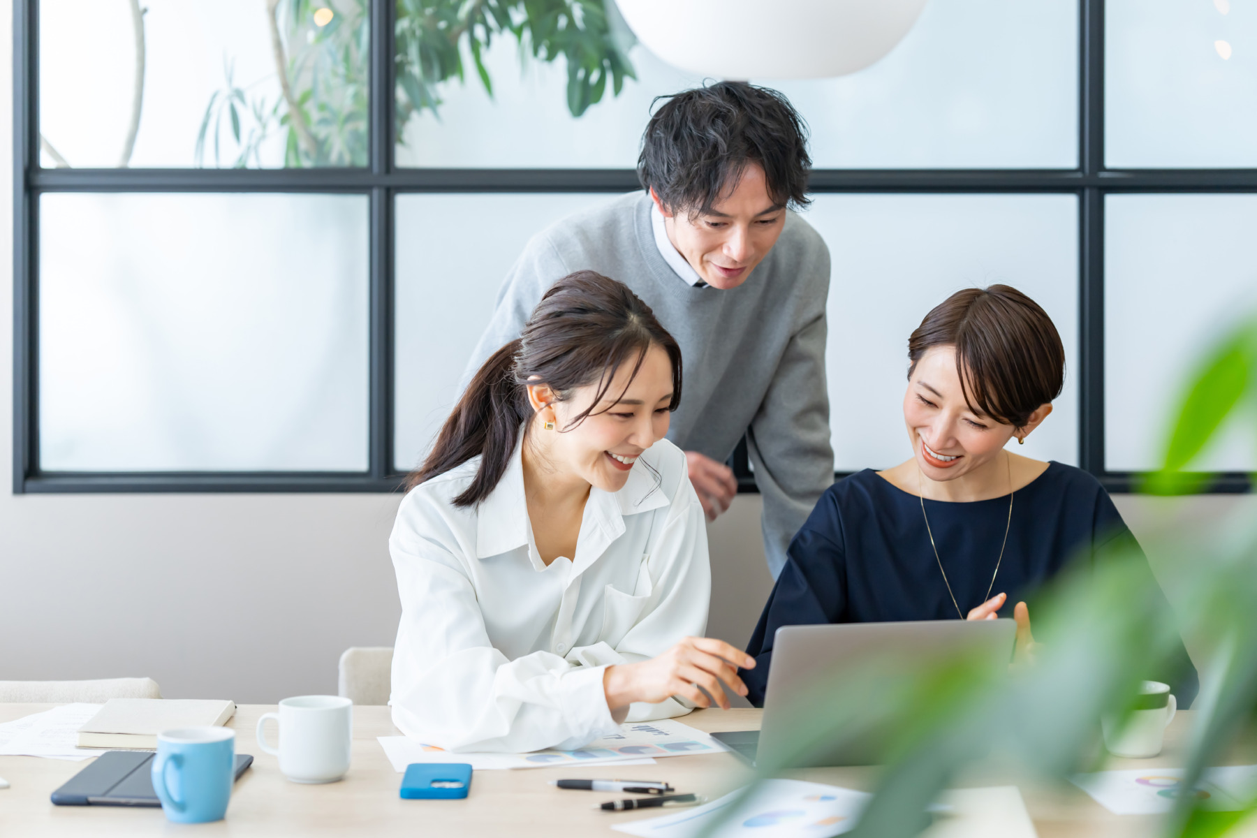 画面を見ながらツールの企画を話し合うイメージ