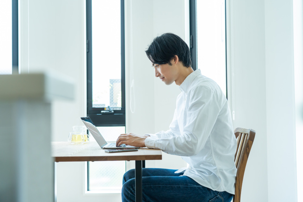自宅でパソコン作業をする人