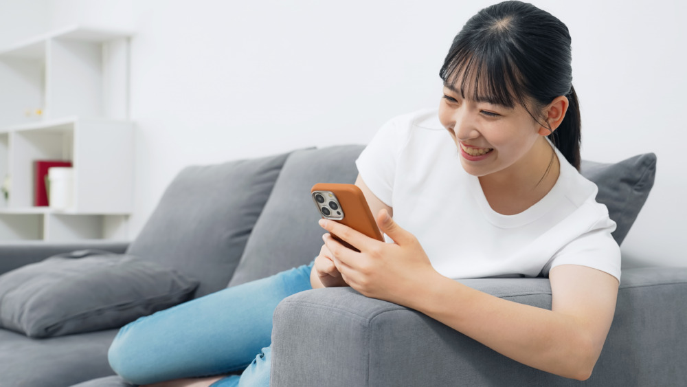 スマホを楽しむ人