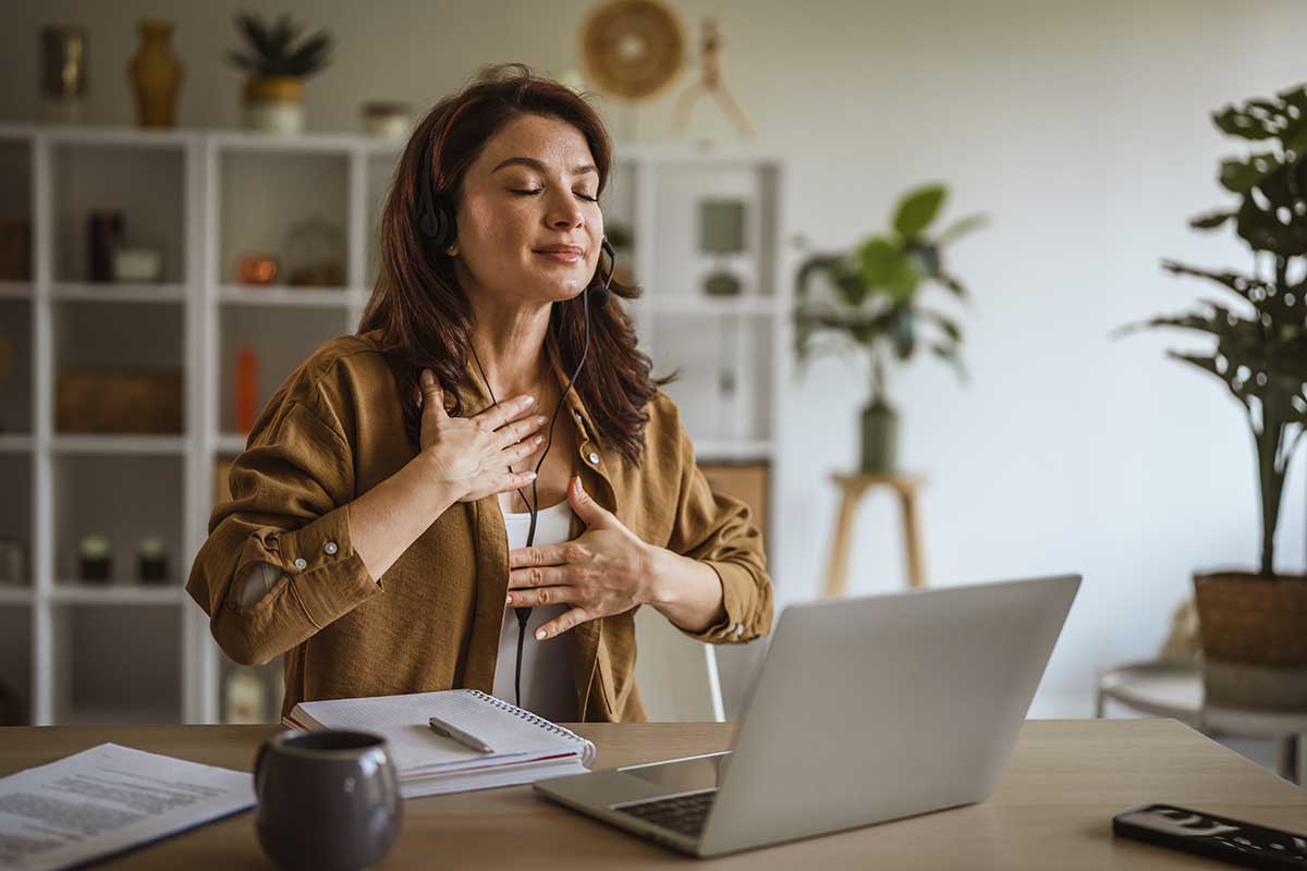 Why ambient noise improves focus