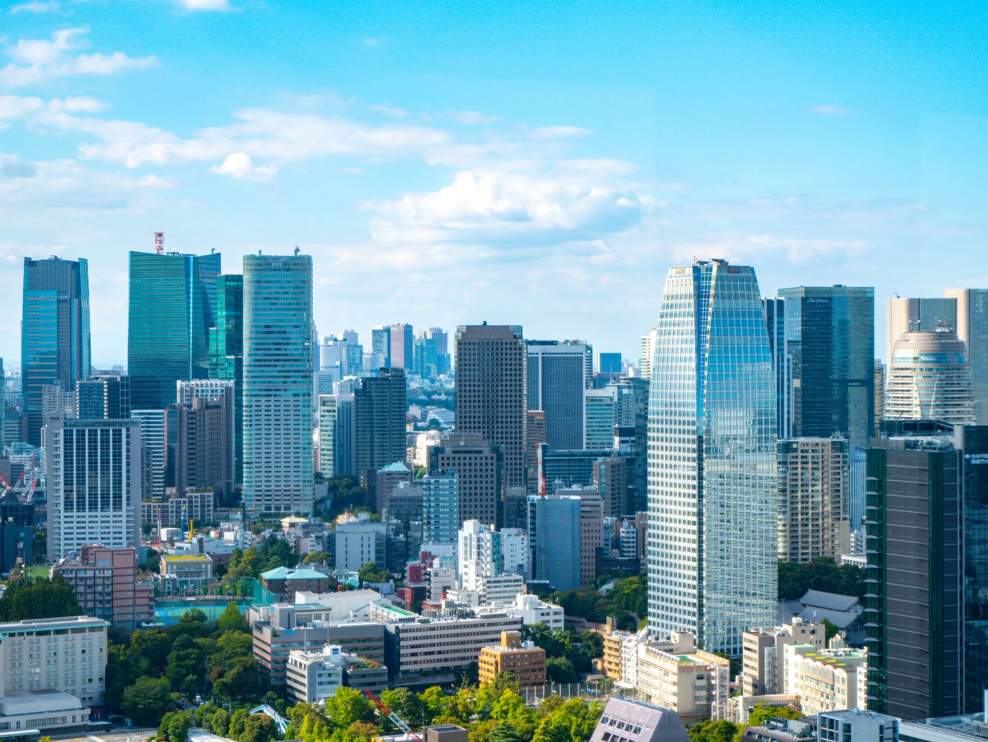 元写真：東京の高層ビル群と青空
