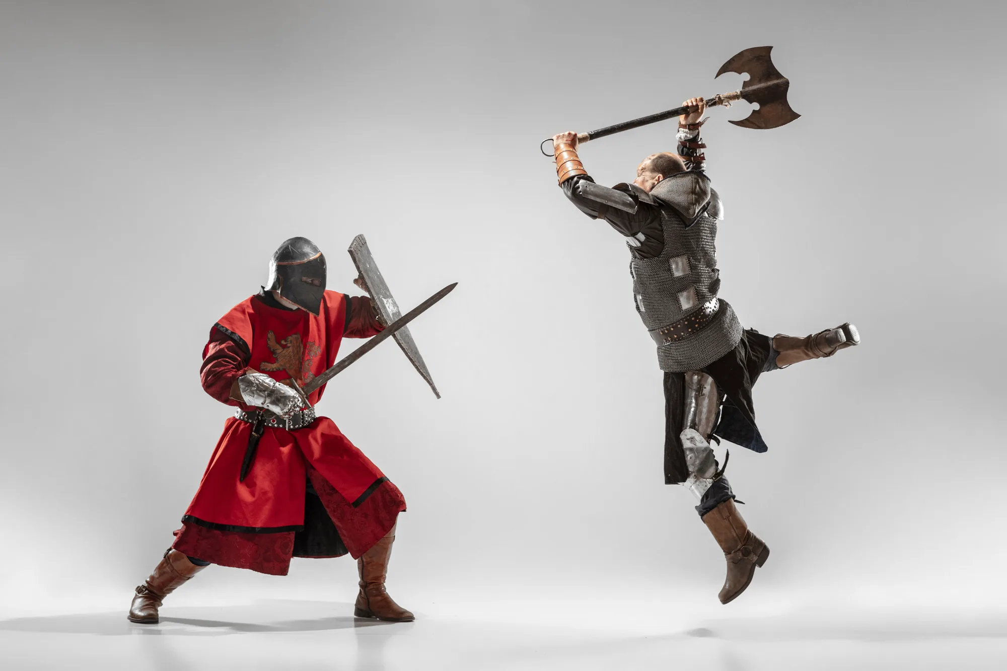 元写真：甲冑をまとった二人の戦士が武器を交える
