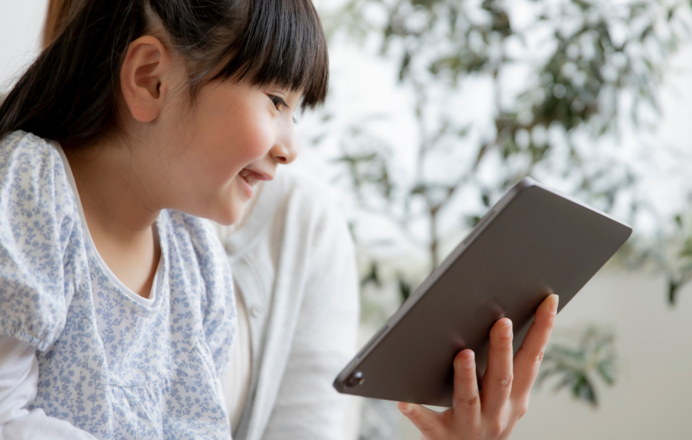 タブレットPCを見る親子