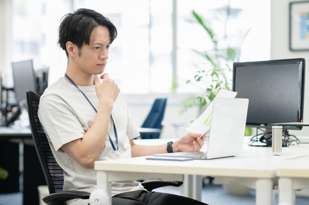 オフィスで仕事する若いビジネスマン