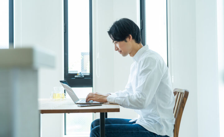 自宅でパソコン作業をする人